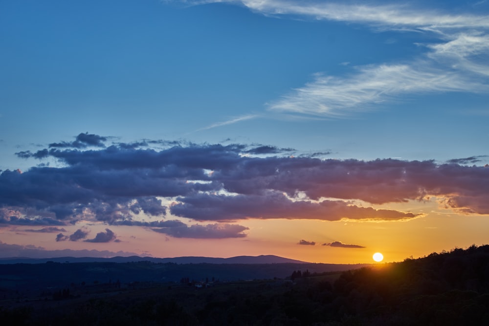 El sol se está poniendo sobre una cadena montañosa