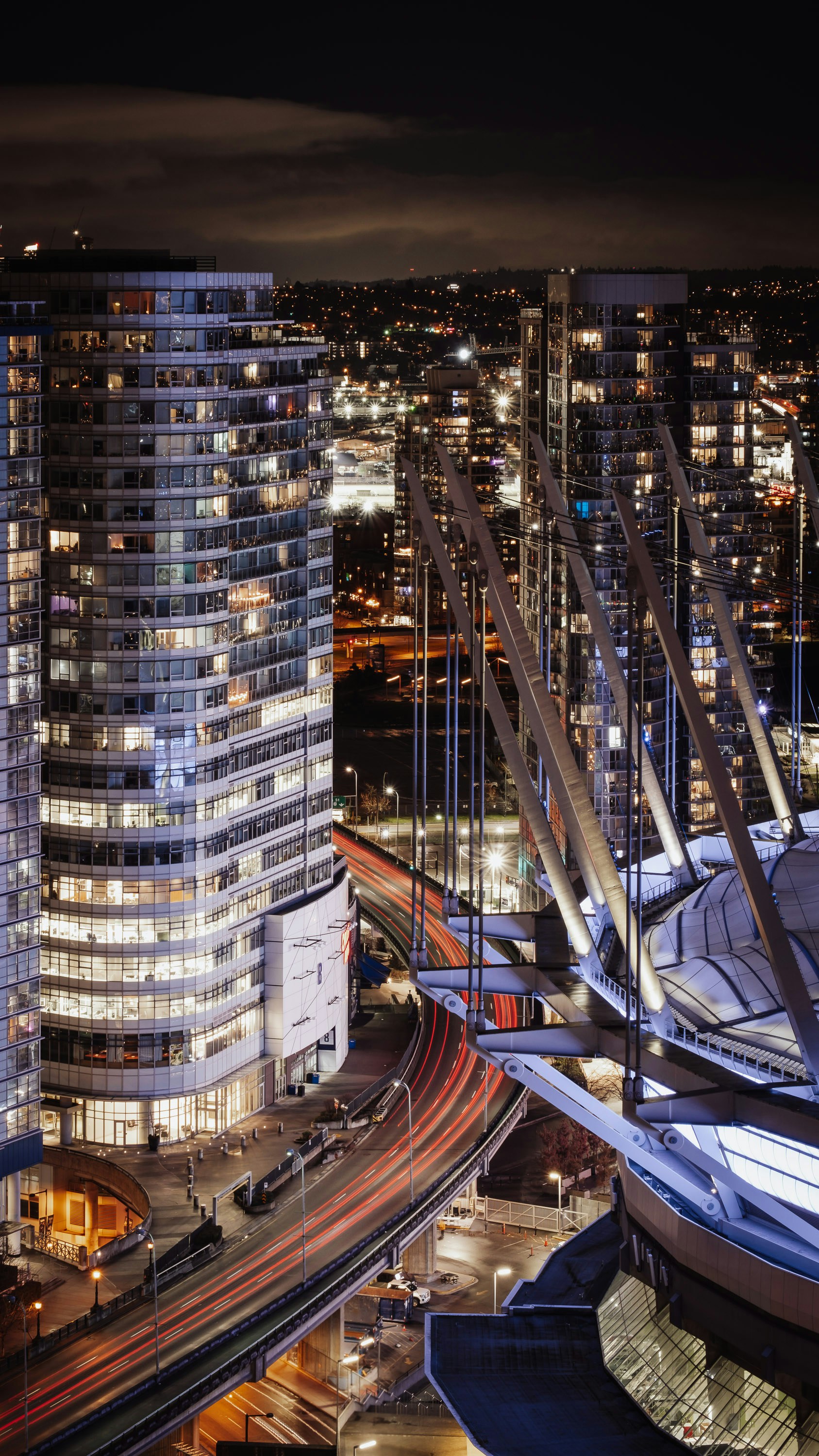 Une ville la nuit avec beaucoup de trafic