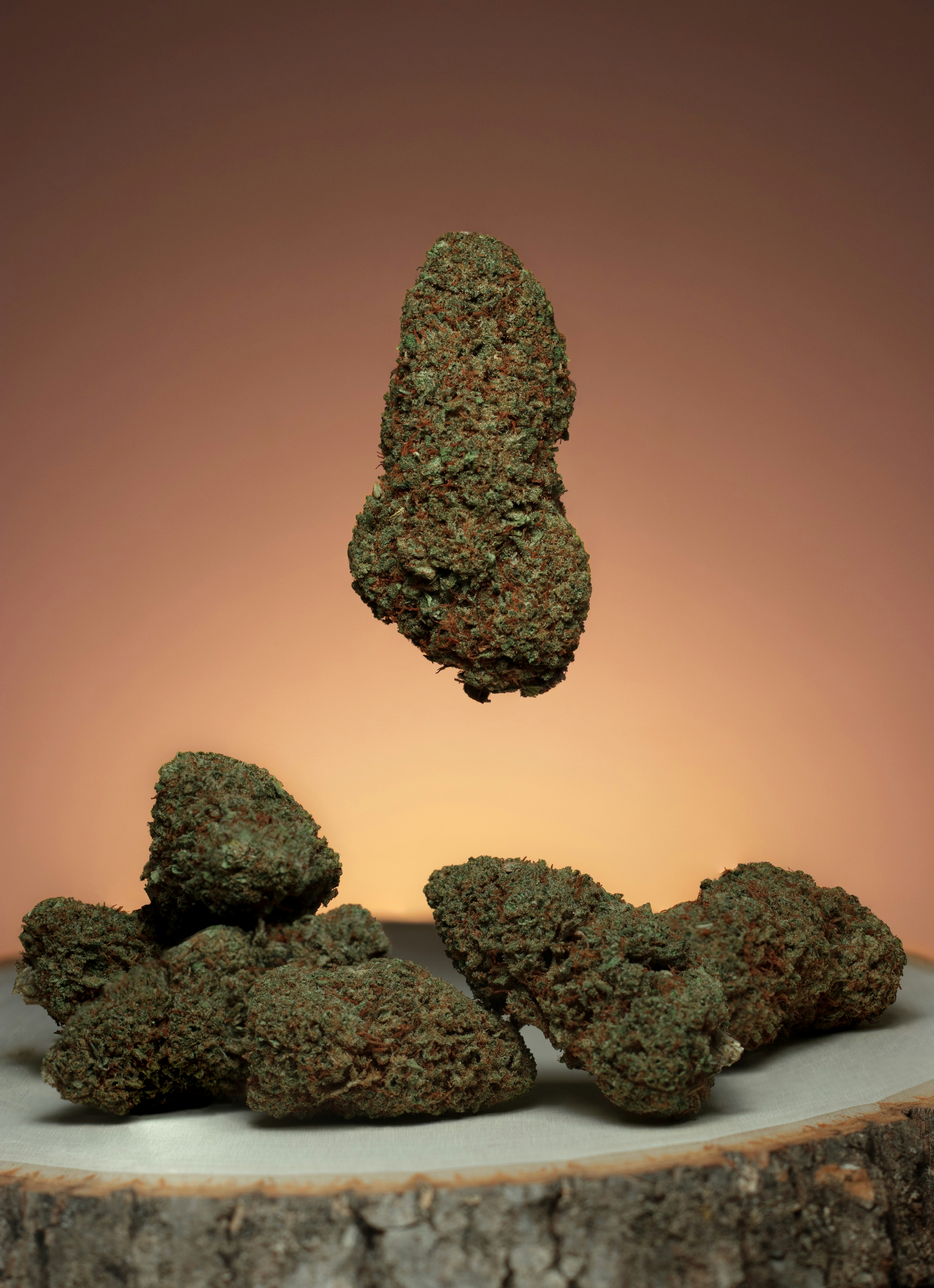 Un mucchio di marijuana seduto sopra un tavolo di legno