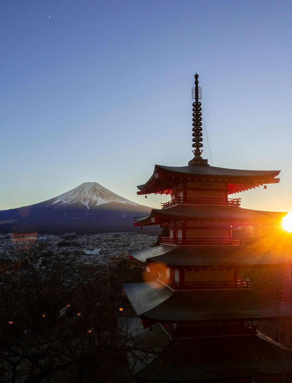 Una pagoda alta con una montaña al fondo