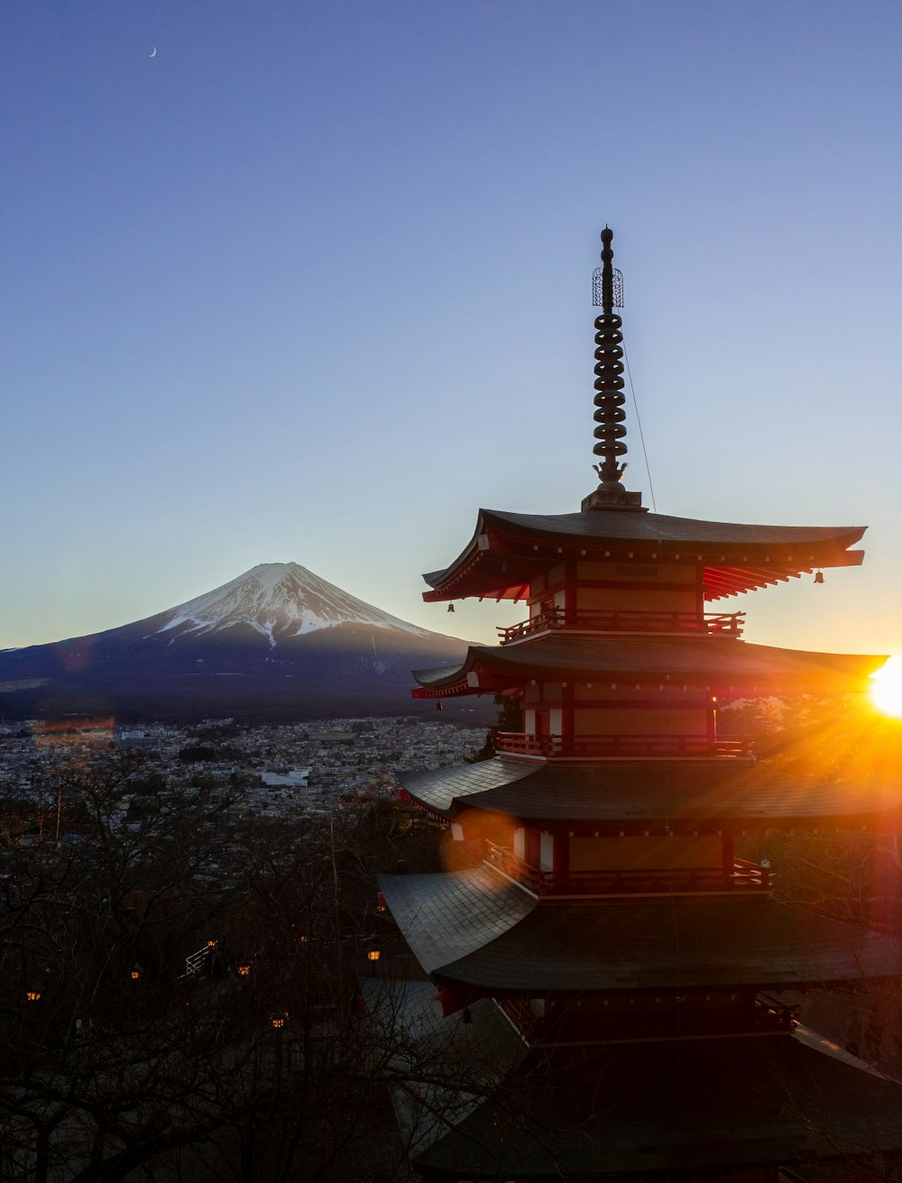 un'alta pagoda con una montagna sullo sfondo