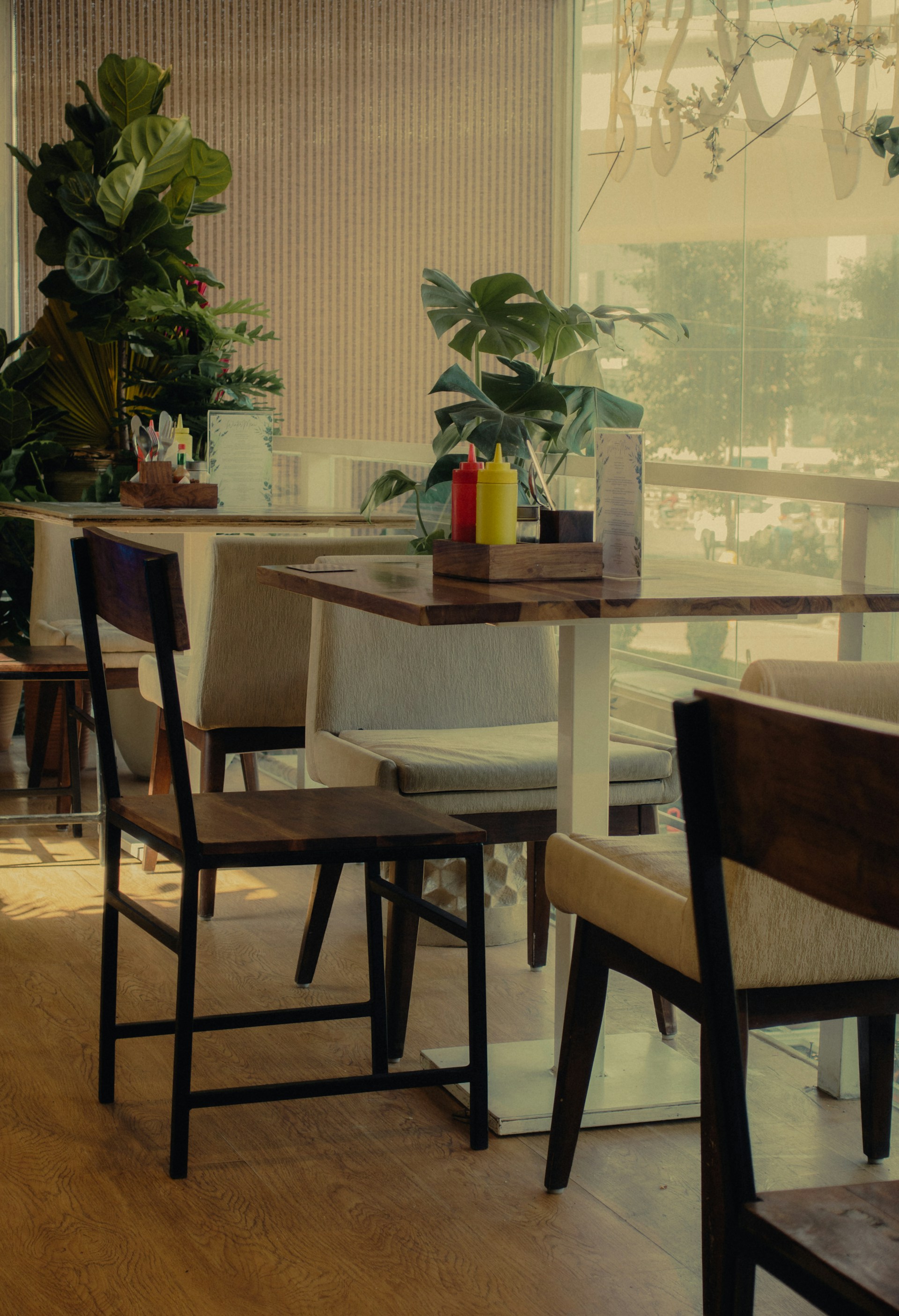 Cozy seating area with natural wood accents and greenery, where customers enjoy hearty breakfast plates and rich coffee surrounded by nature-inspired decor.