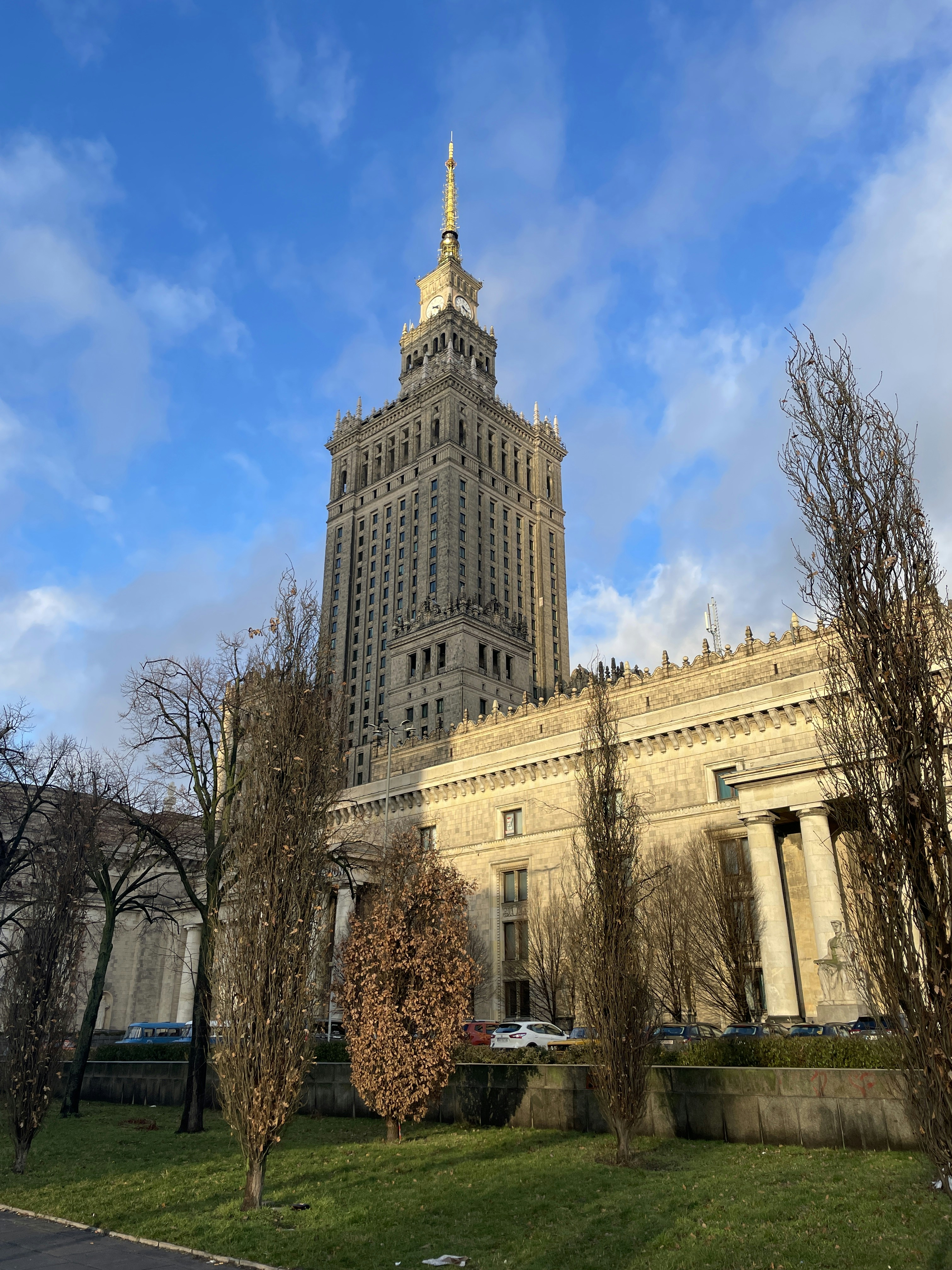 Un edificio alto con un orologio in cima