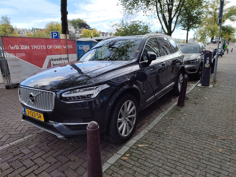 une voiture garée sur le bord de la route