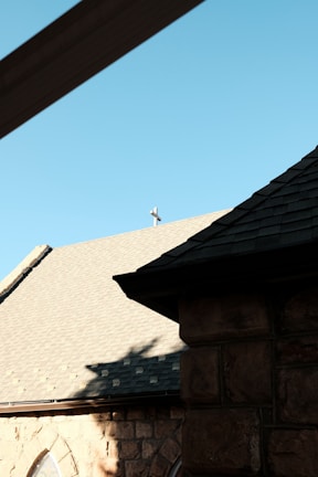 The Adonai Missionária church building in Trebisacce/Bauneario under a clear blue sky.