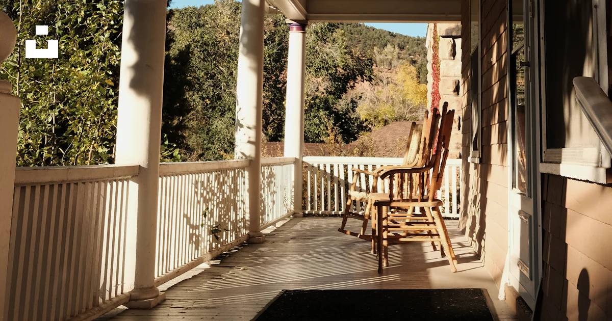 A porch with rocking chairs and a rug on it photo – Free House Image on ...