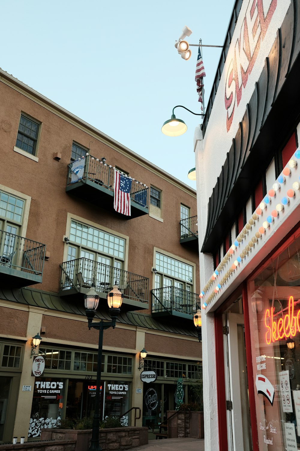 a building with a sign that says seedfat's on the front of it