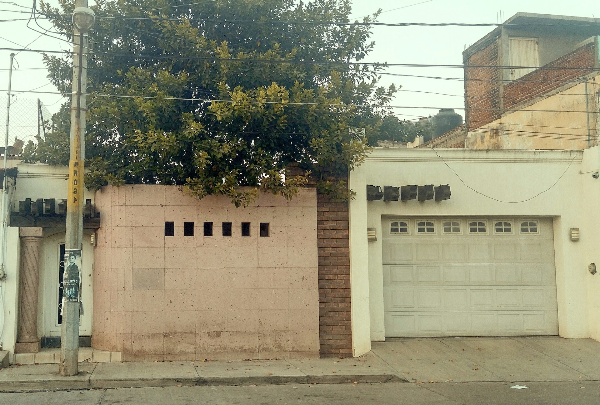 gray computer monitor