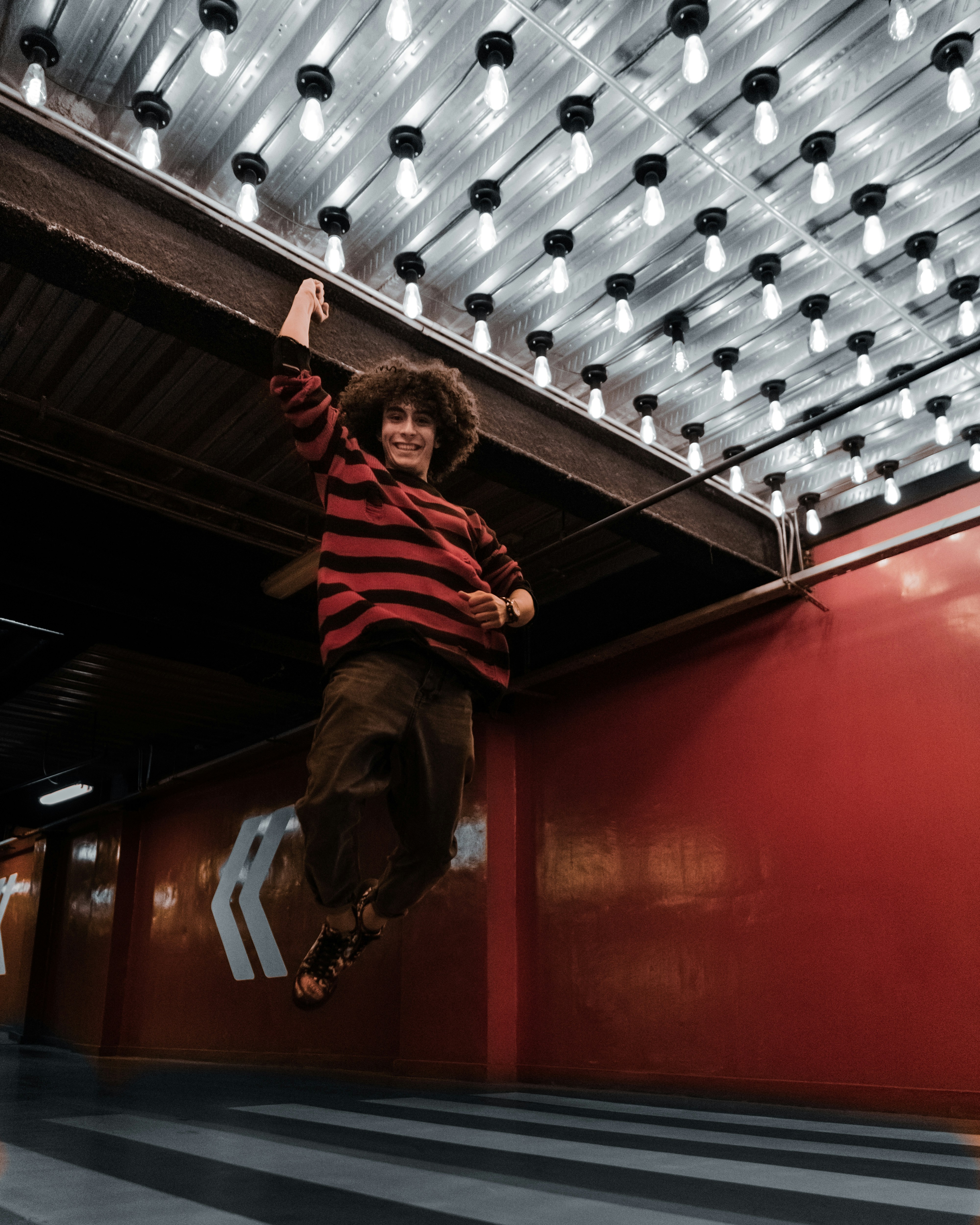 uma pessoa pulando no ar em um skate