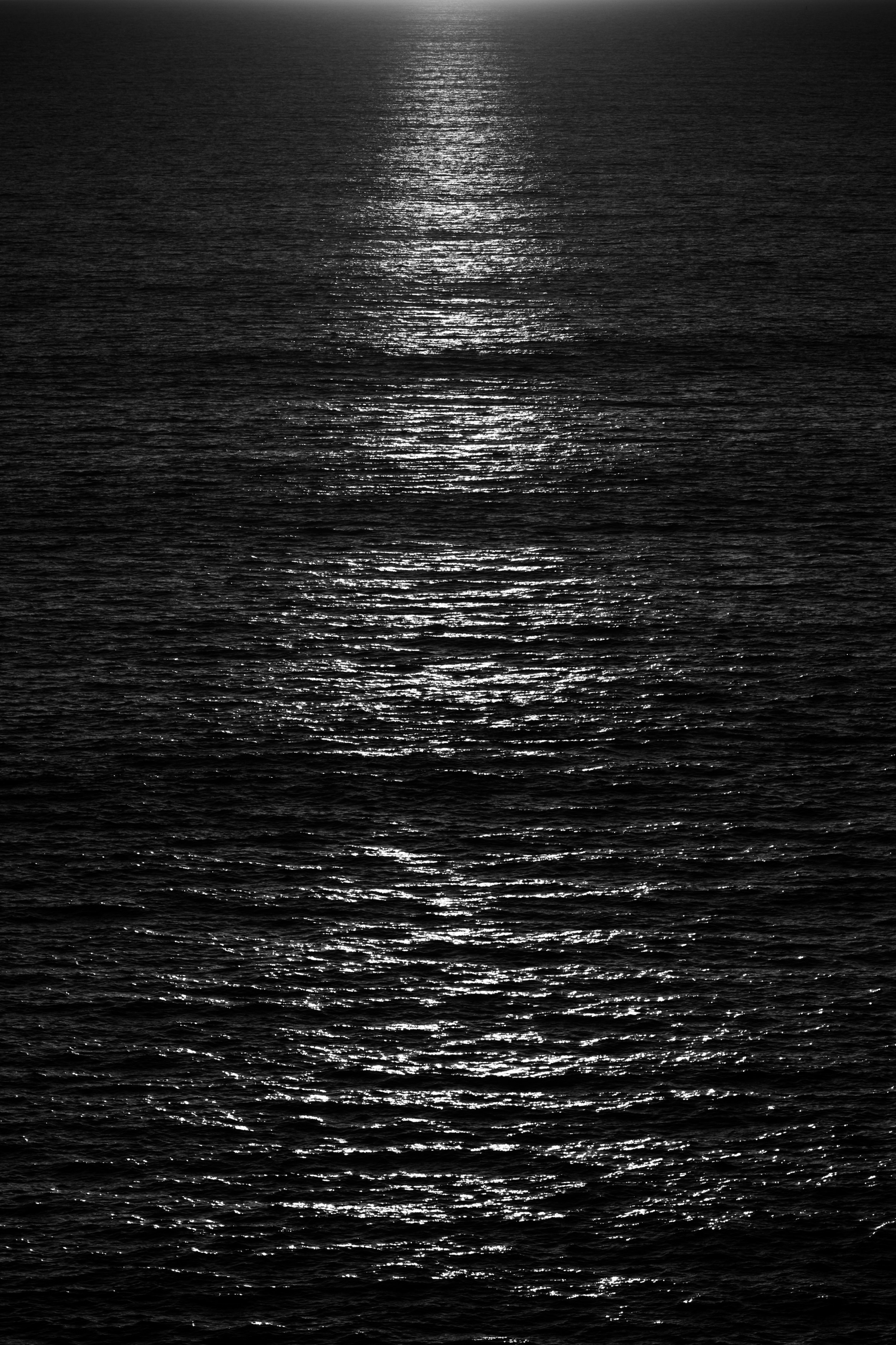 A black and white photo of the ocean photo – Free Sea Image on Unsplash