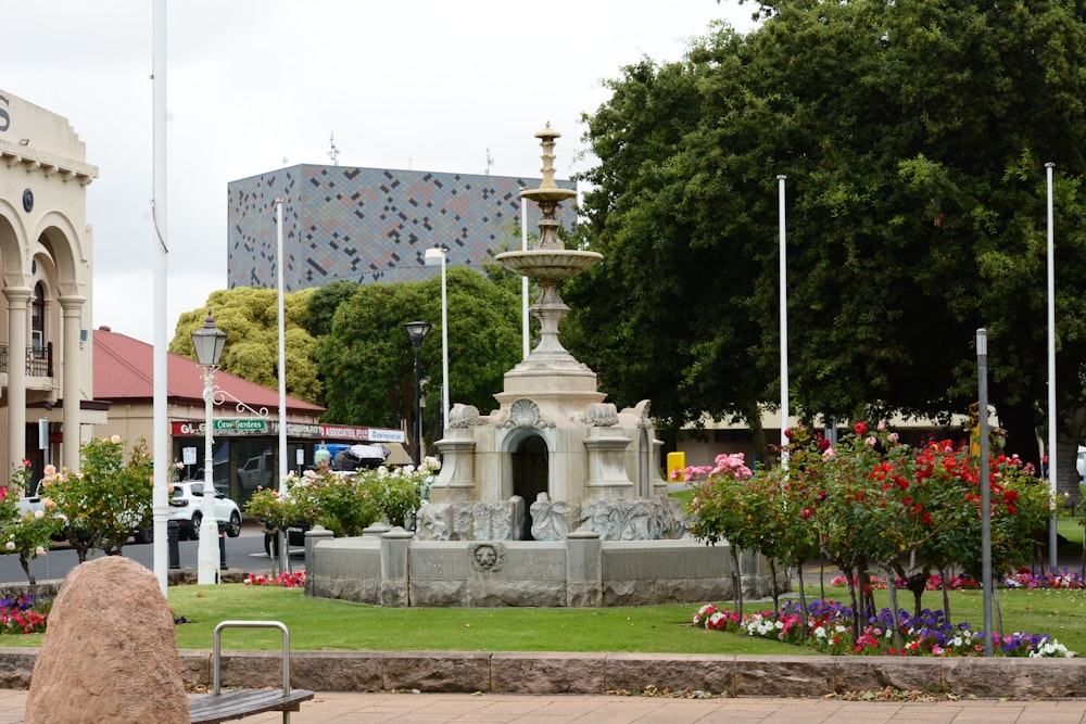 Una fontana nel mezzo di un parco