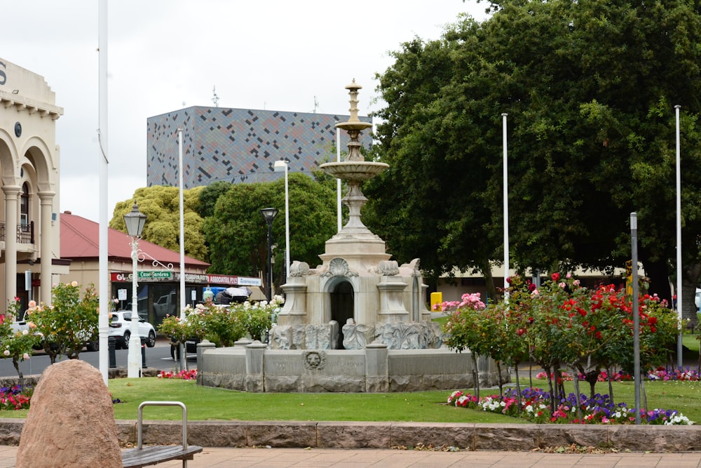 uma fonte no meio de um parque