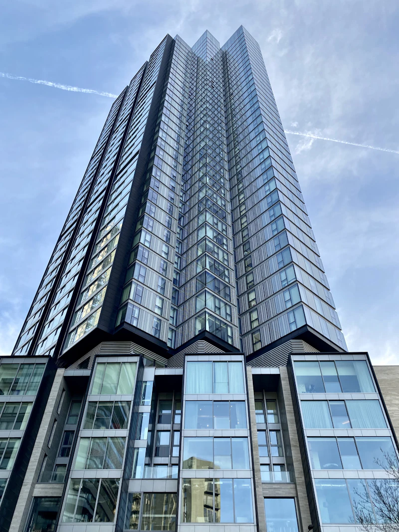 Immeuble à logements avec fenêtres