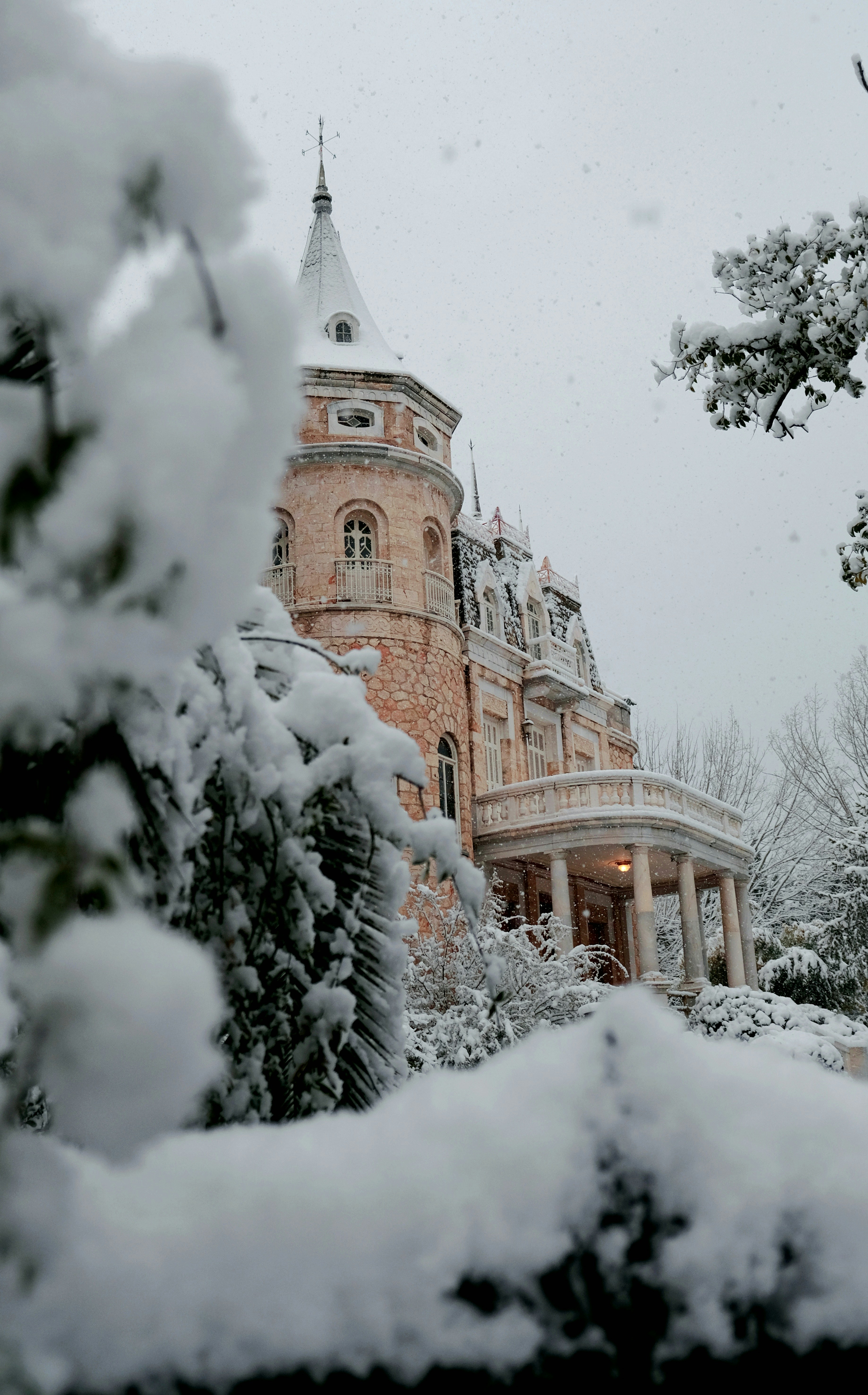 ein großes Gebäude mit einer Uhr auf der Spitze