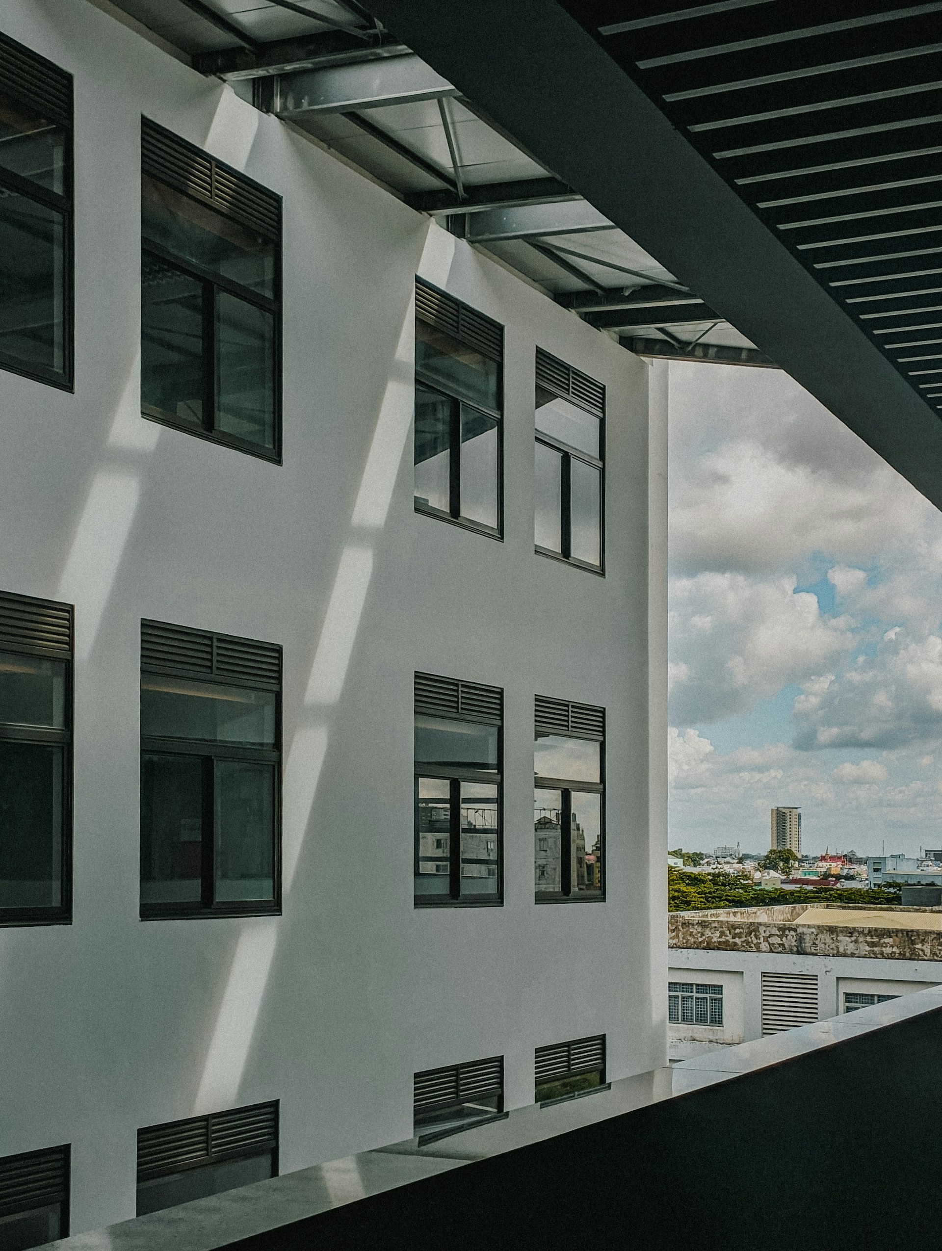 gray computer monitor