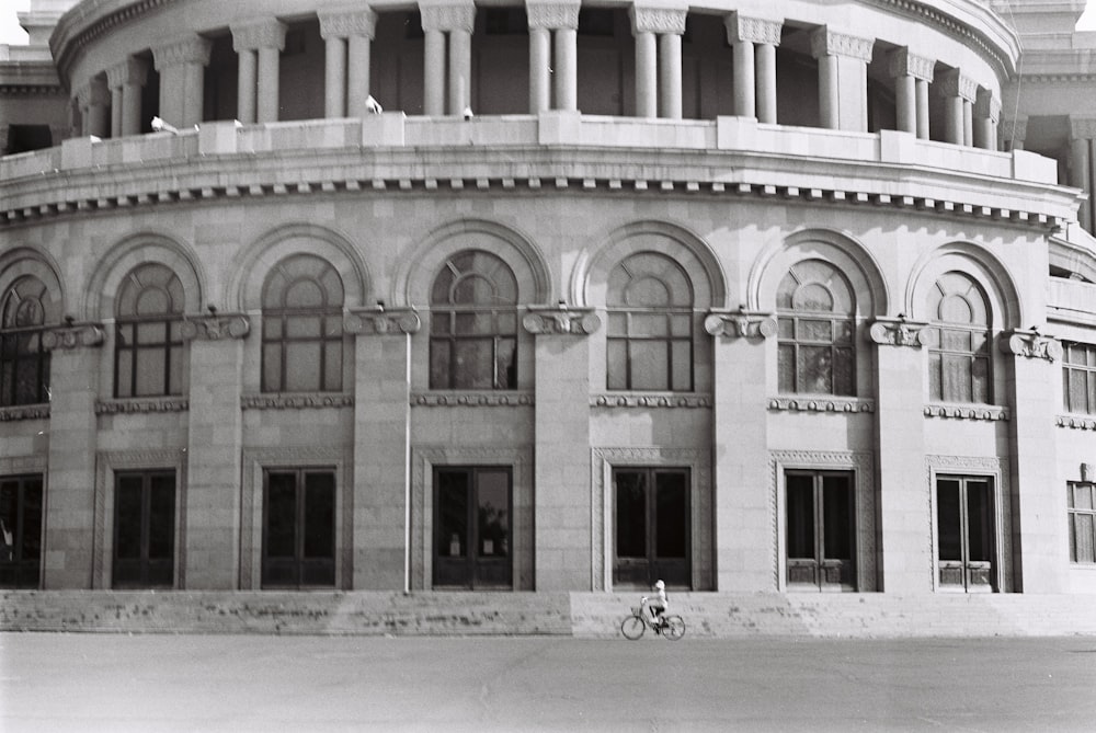 Una foto en blanco y negro de un gran edificio