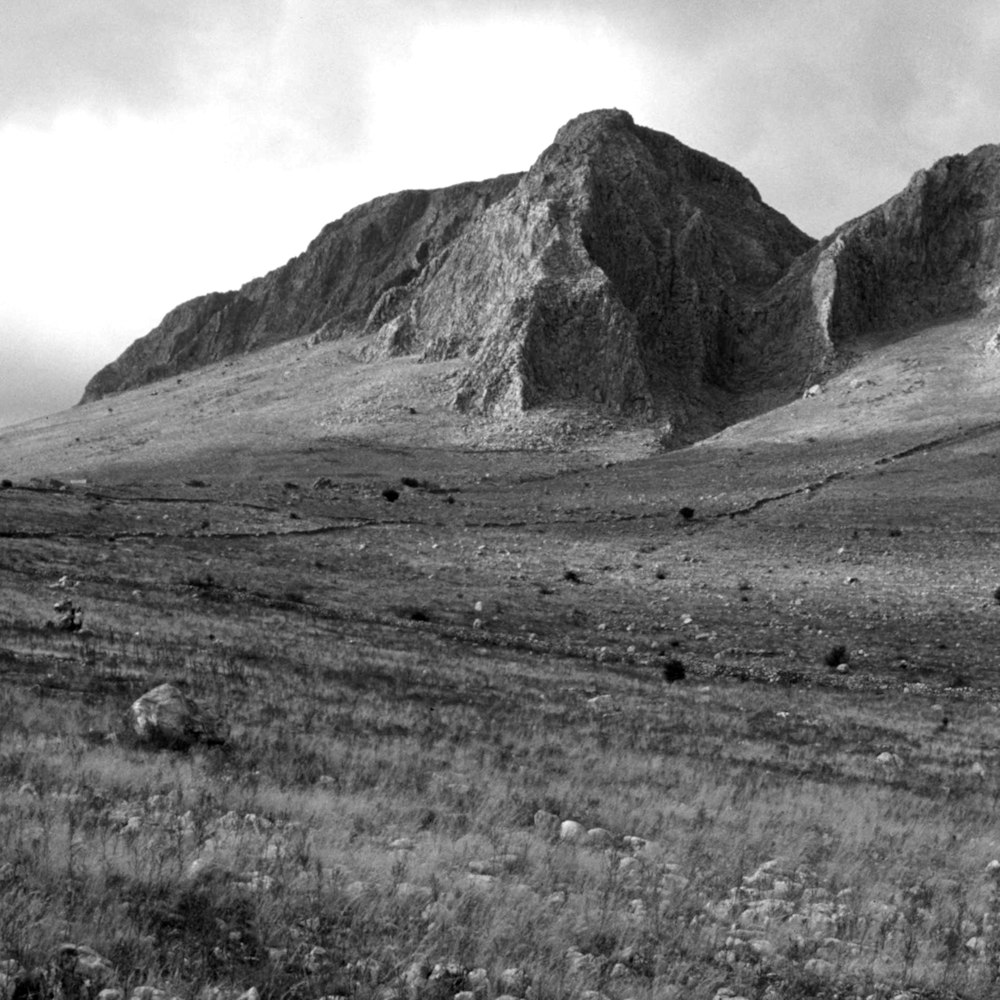 Una foto in bianco e nero di una catena montuosa