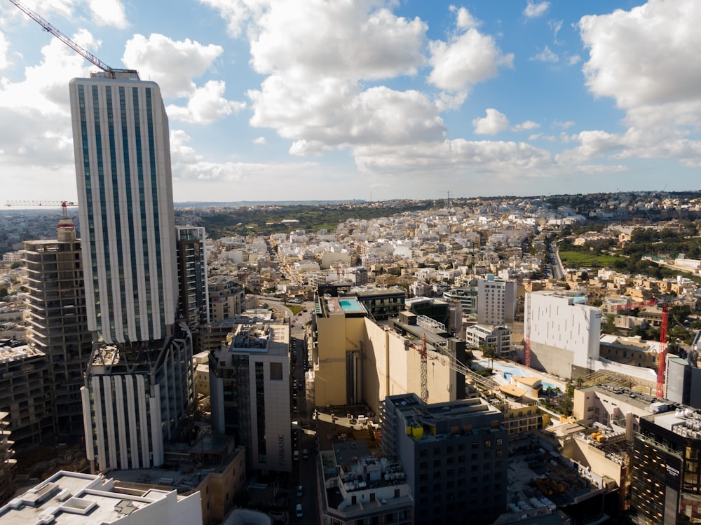 Blick auf eine Stadt von einem hohen Gebäude aus