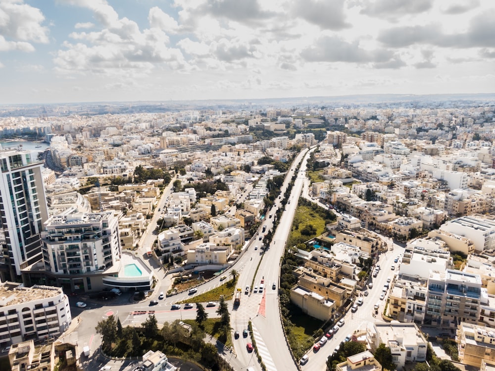 Une vue aérienne d’une ville avec de grands immeubles