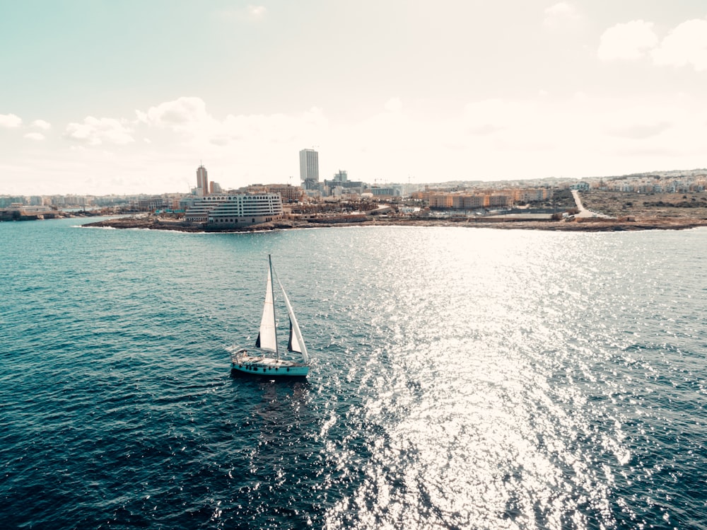 Una barca a vela in mezzo all'oceano