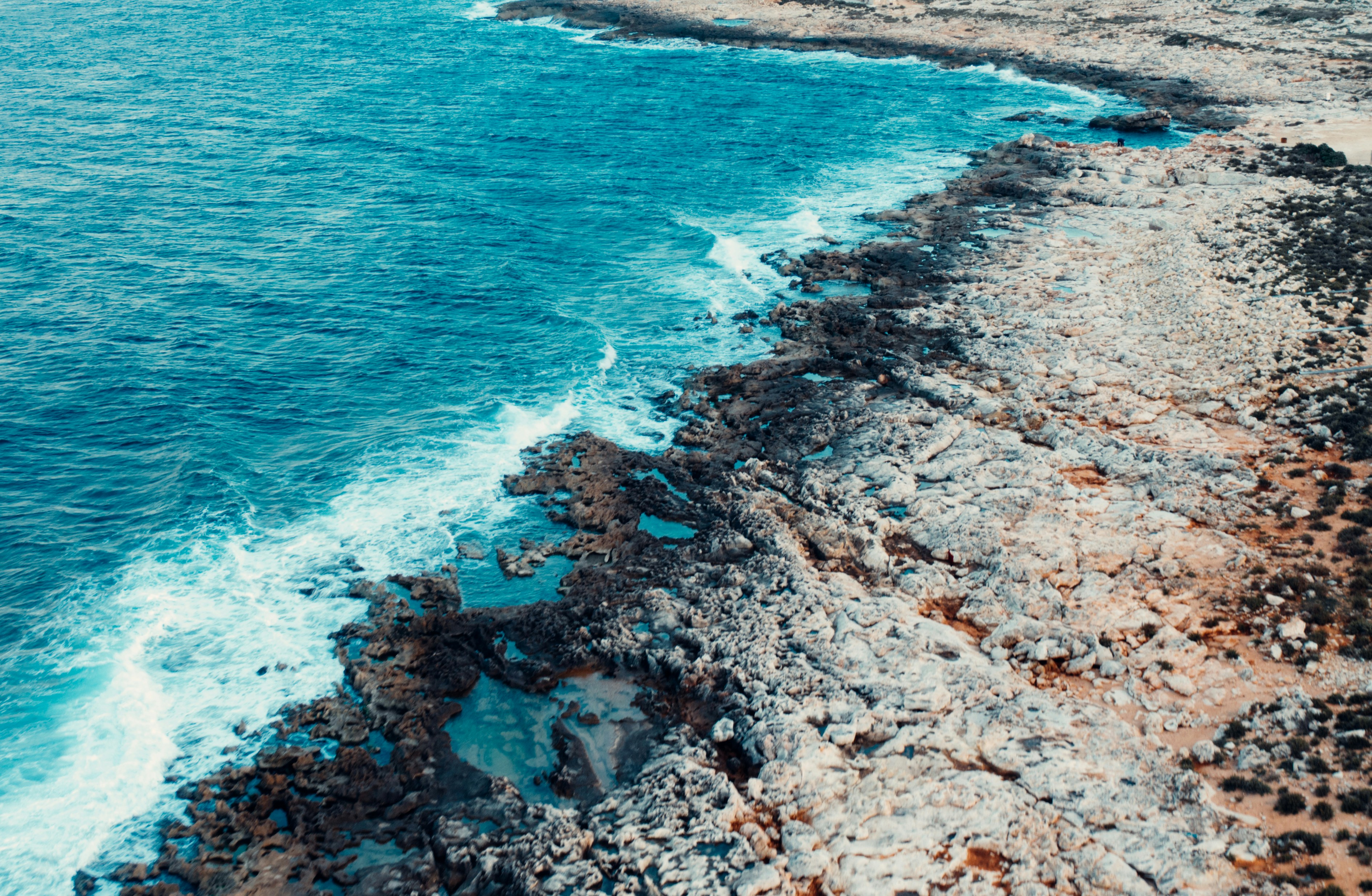 Una costa con olas altas en Malta.