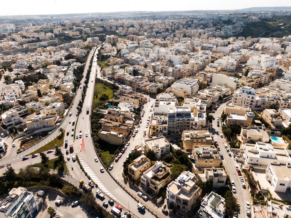 Una vista aérea de una ciudad con mucho tráfico