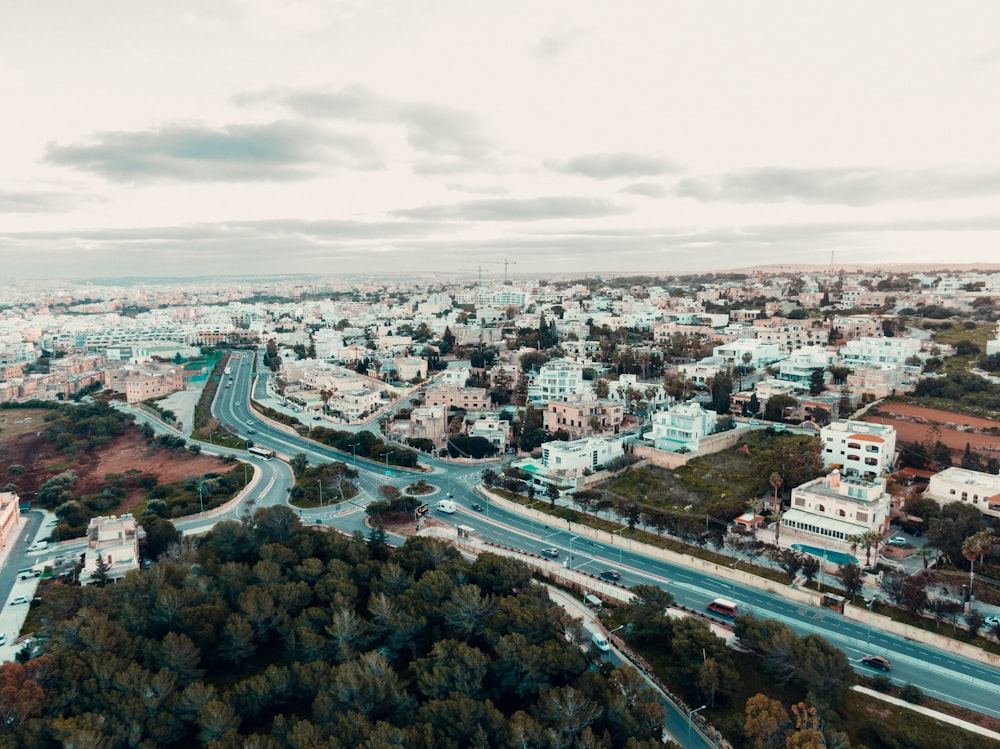 Una veduta aerea di una città con molto traffico