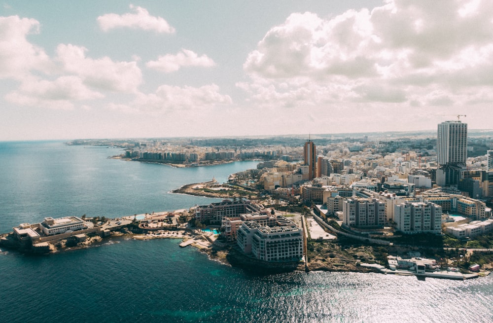 une vue aérienne d’une ville et d’un plan d’eau