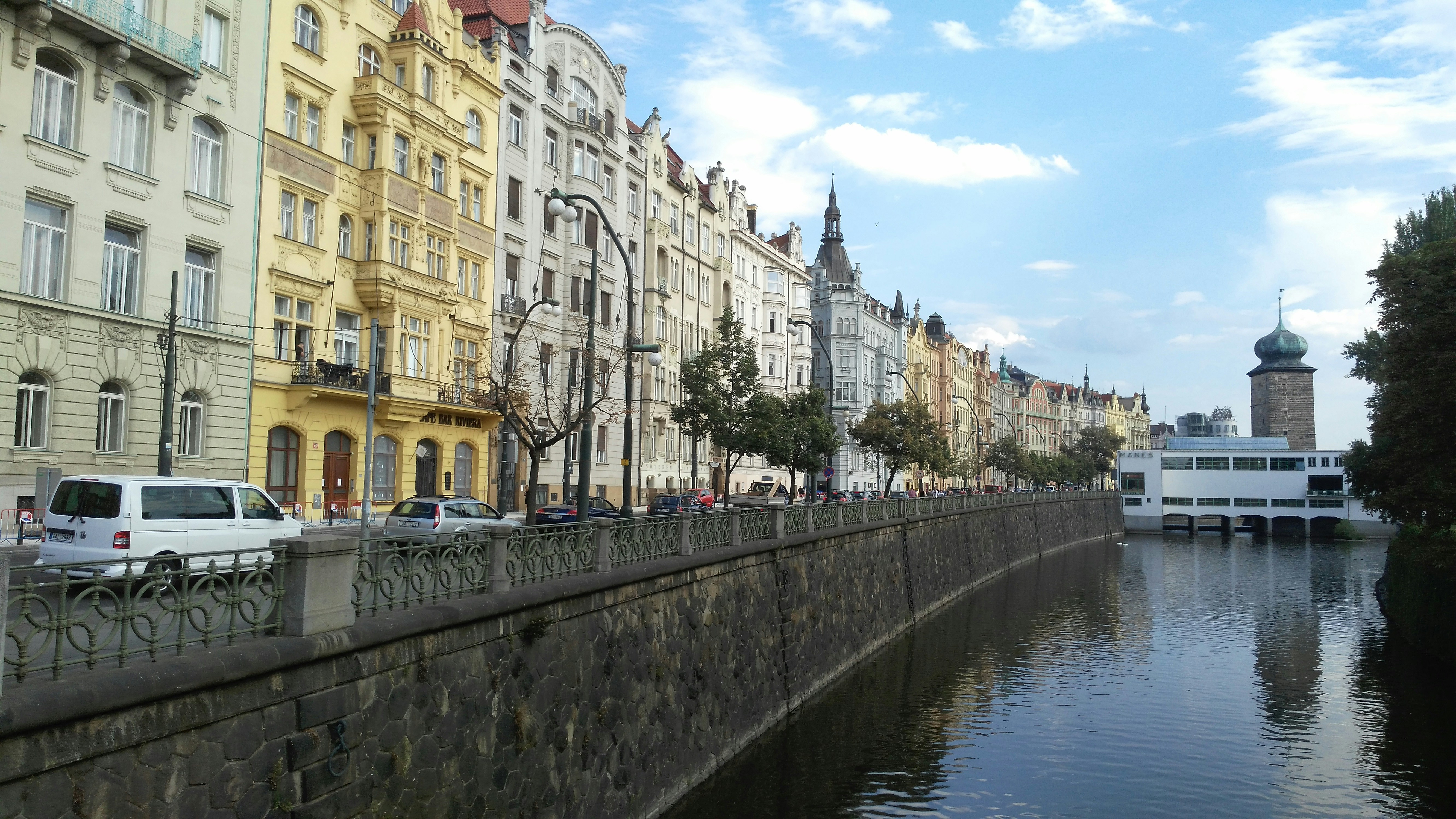 Une rivière qui traverse une ville à côté de grands immeubles photo