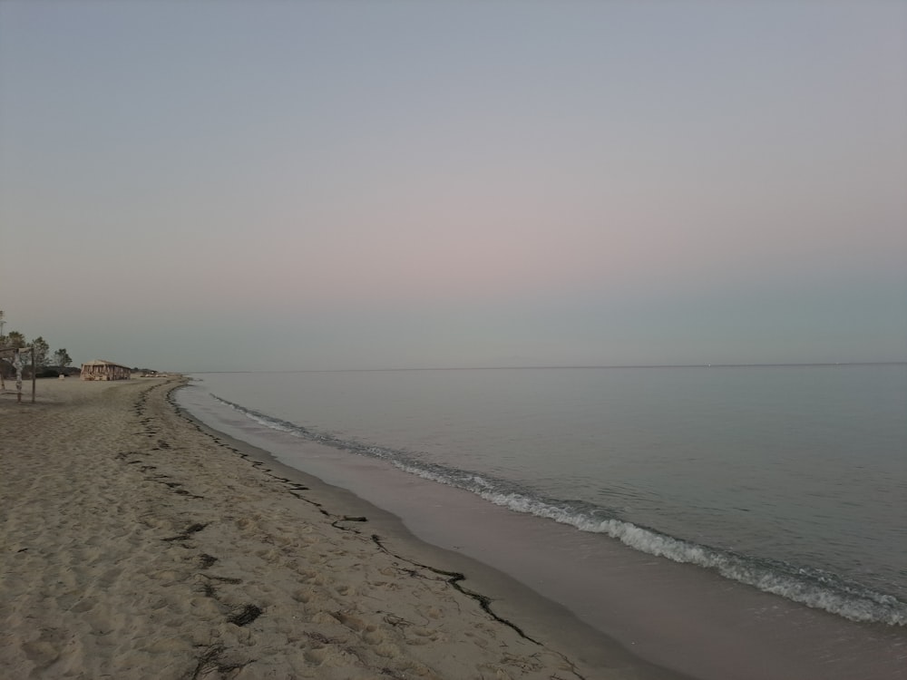 Der Strand ist leer von Menschen darauf