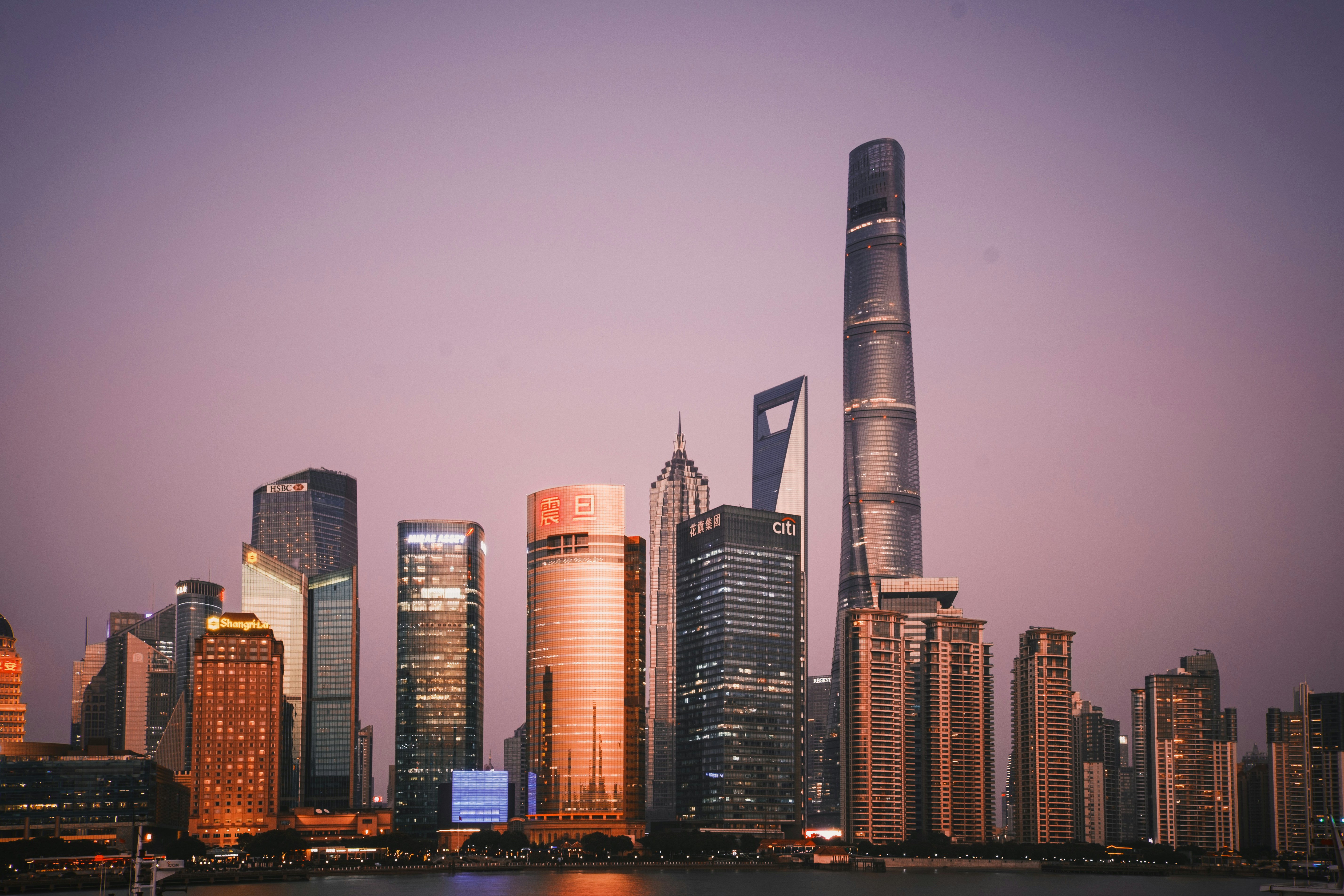 Eine Skyline der Stadt mit Wolkenkratzern und einem Gewässer