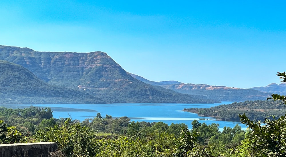 Ein malerischer Blick auf einen See und die Berge