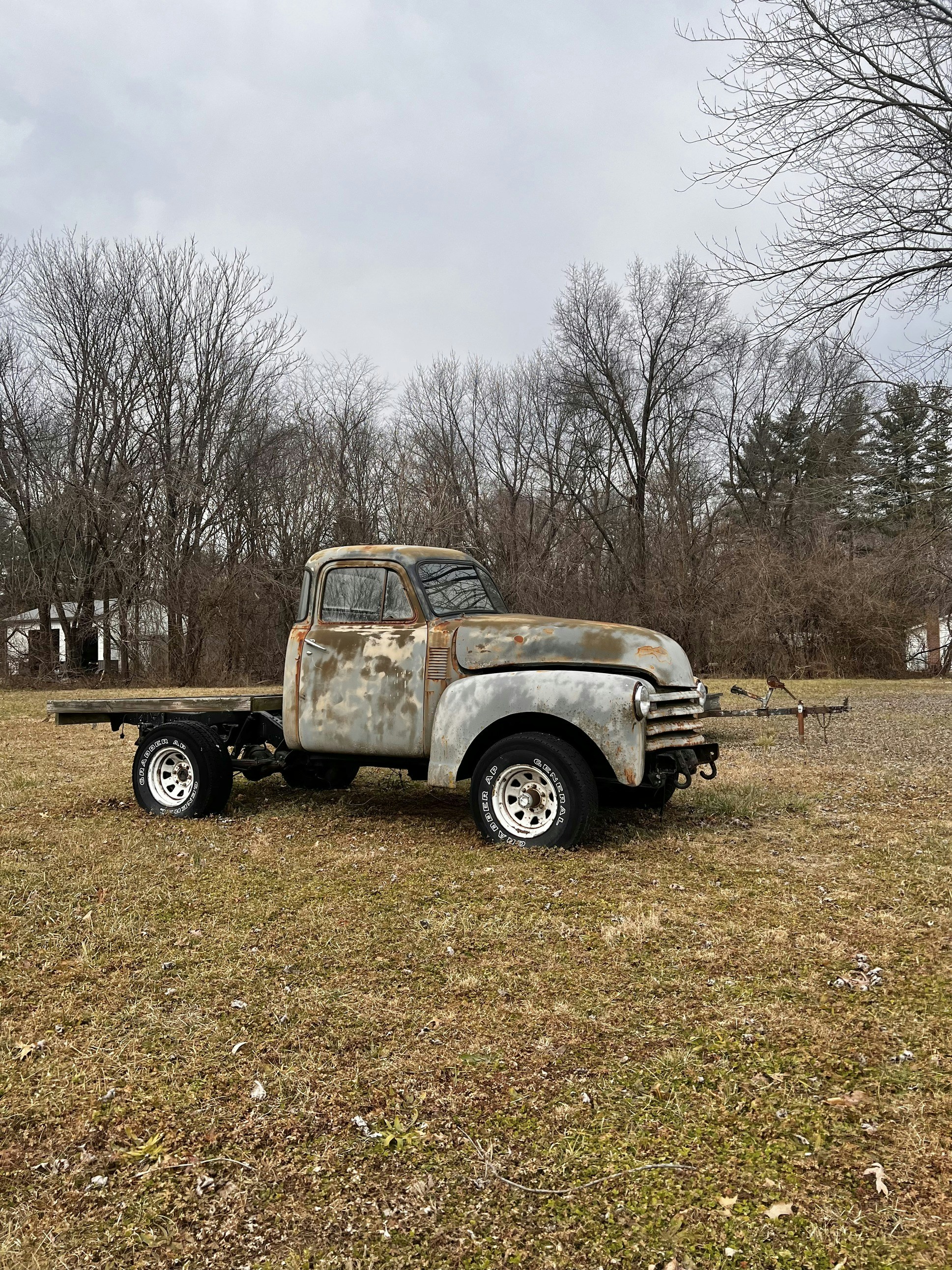 Un vieux camion rouillé garé dans un champ
