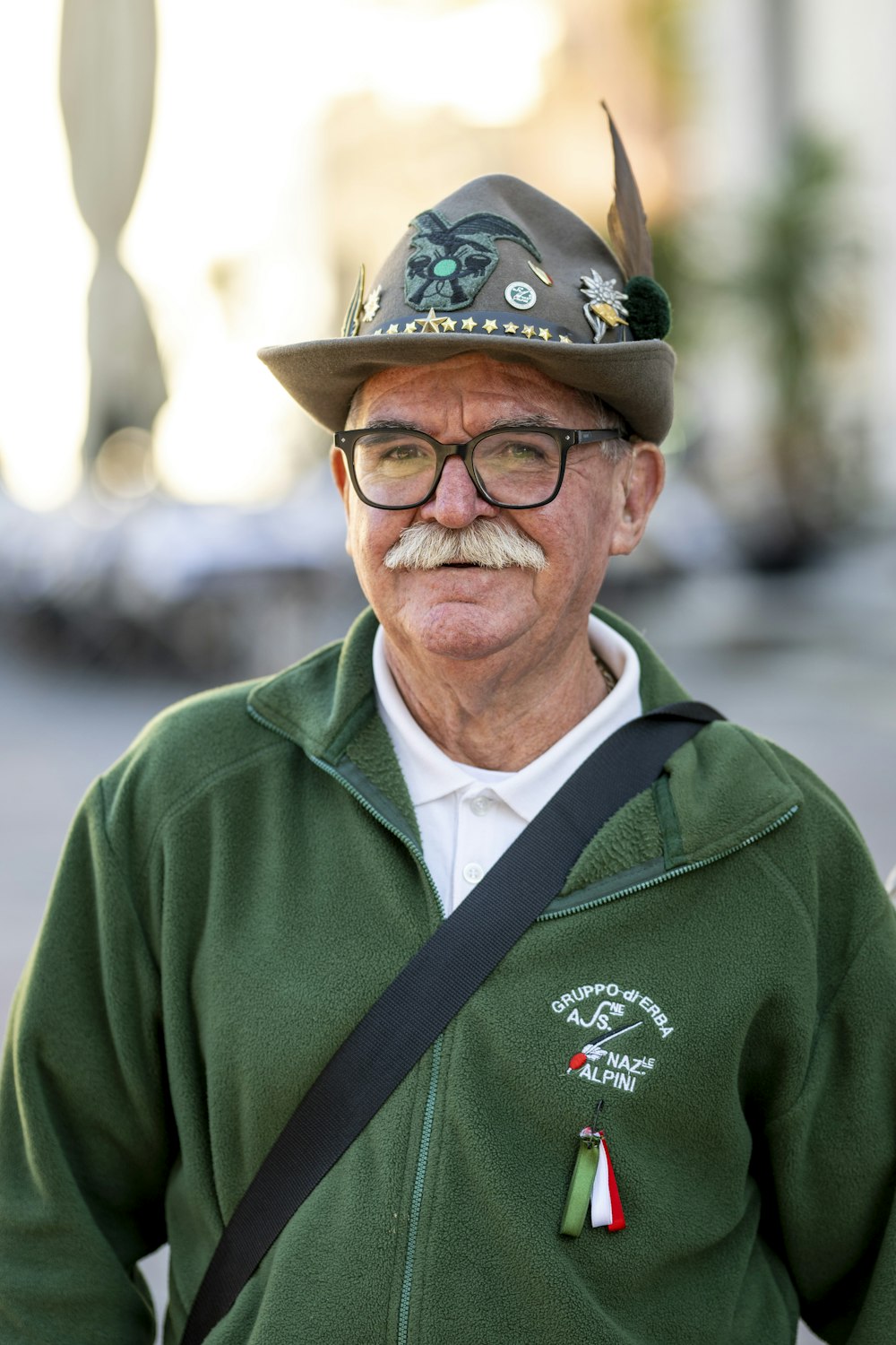 Foto Un hombre mayor con una chaqueta verde y un sombrero – Imagen Cabeza  gratis en Unsplash