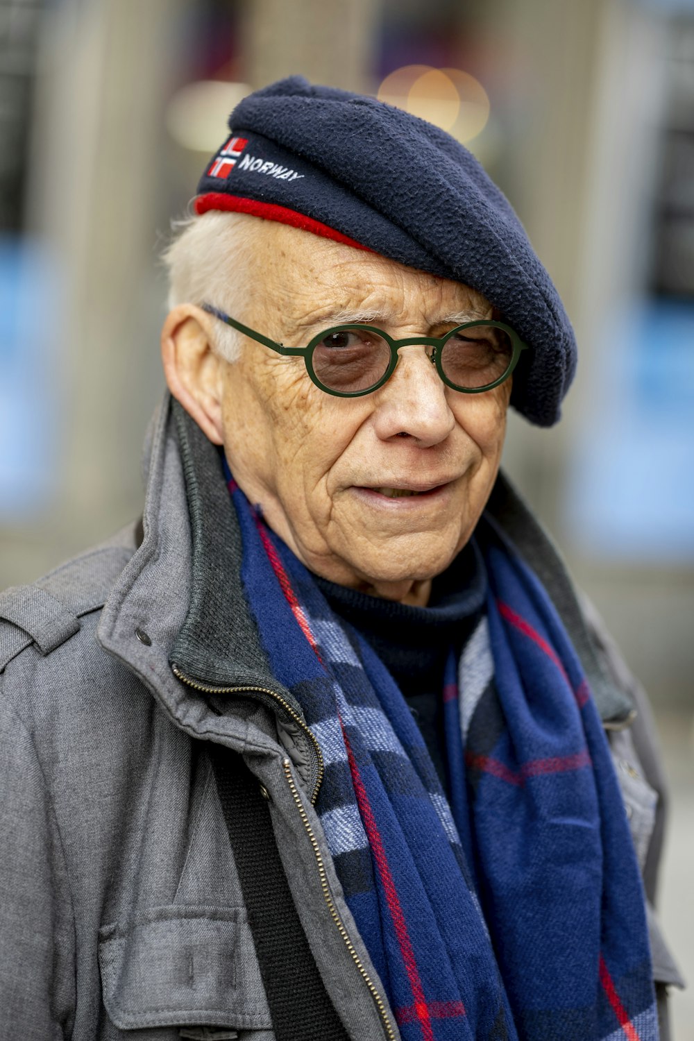 Un vieil homme portant un chapeau et une écharpe photo – Photo Personne  âgée Gratuite sur Unsplash
