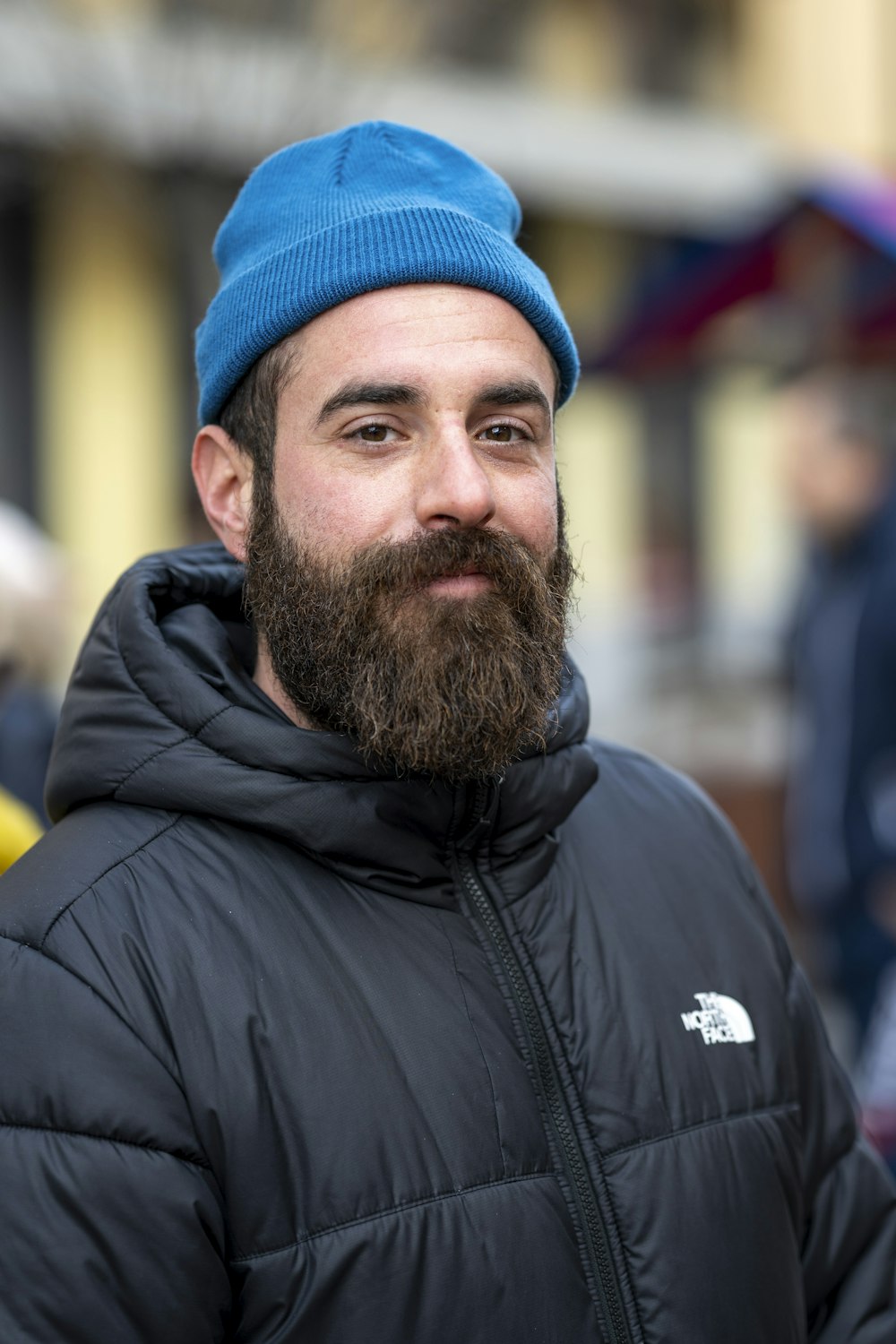 Foto Un hombre con barba con un sombrero azul – Imagen Cara gratis en  Unsplash