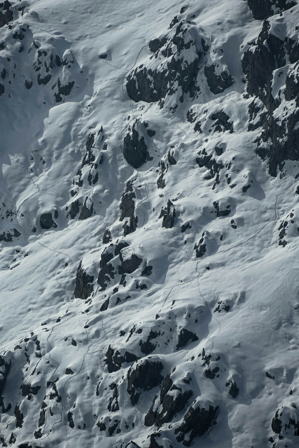 Eine Person, die einen schneebedeckten Berg hinunterfährt