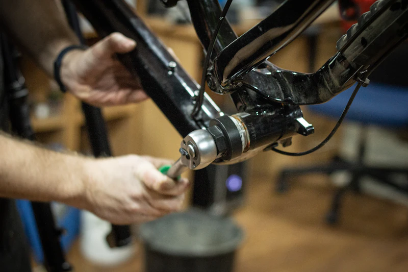 Fahrrad-Reparatur – Mechaniker bei der Arbeit