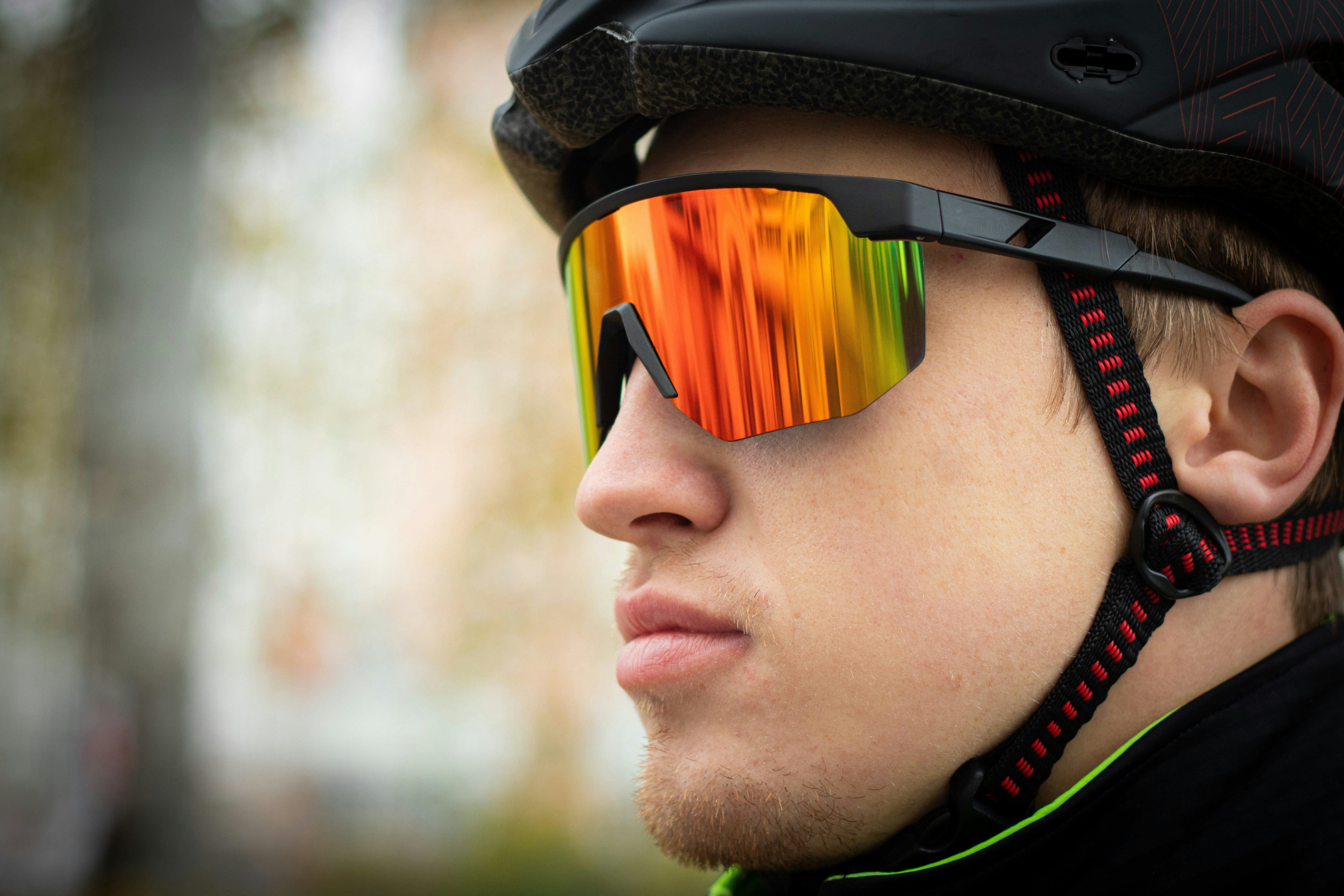 eine Nahaufnahme einer Person mit Helm und Sonnenbrille
