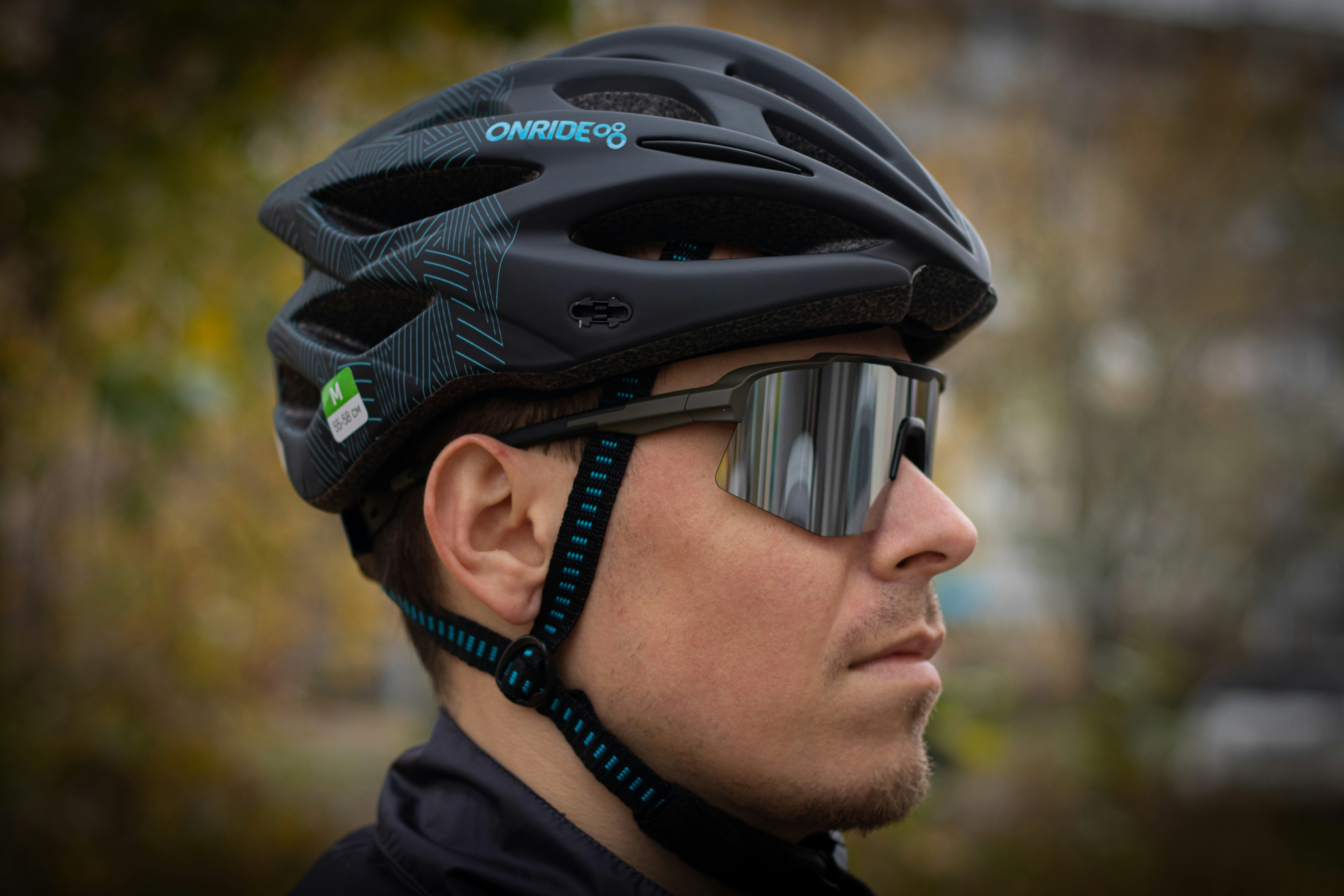 eine Nahaufnahme einer Person mit Helm und Schutzbrille