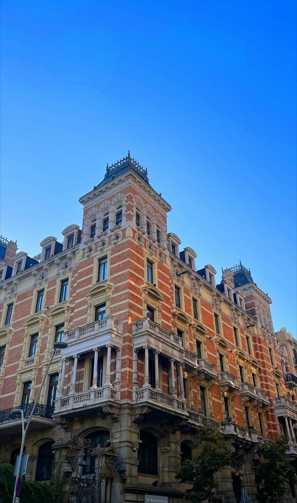 Un edificio muy alto con muchas ventanas y balcones