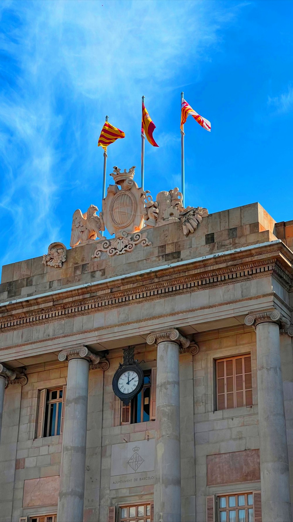 Un gran edificio con un reloj en la parte superior