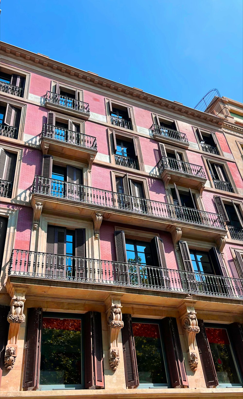 Un edificio alto con balcones y balcones en los balcones