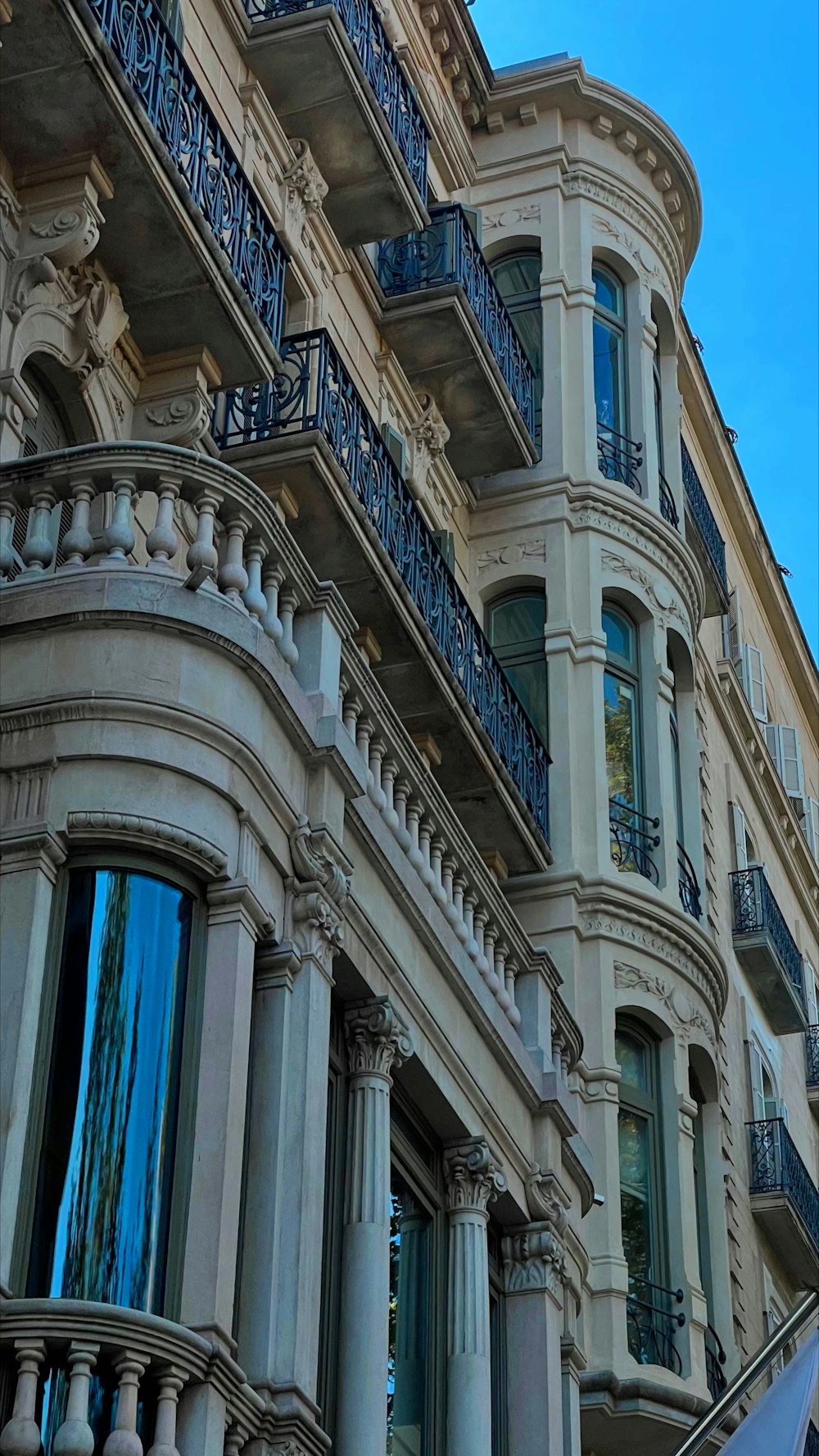 Un gran edificio con un reloj en la parte delantera