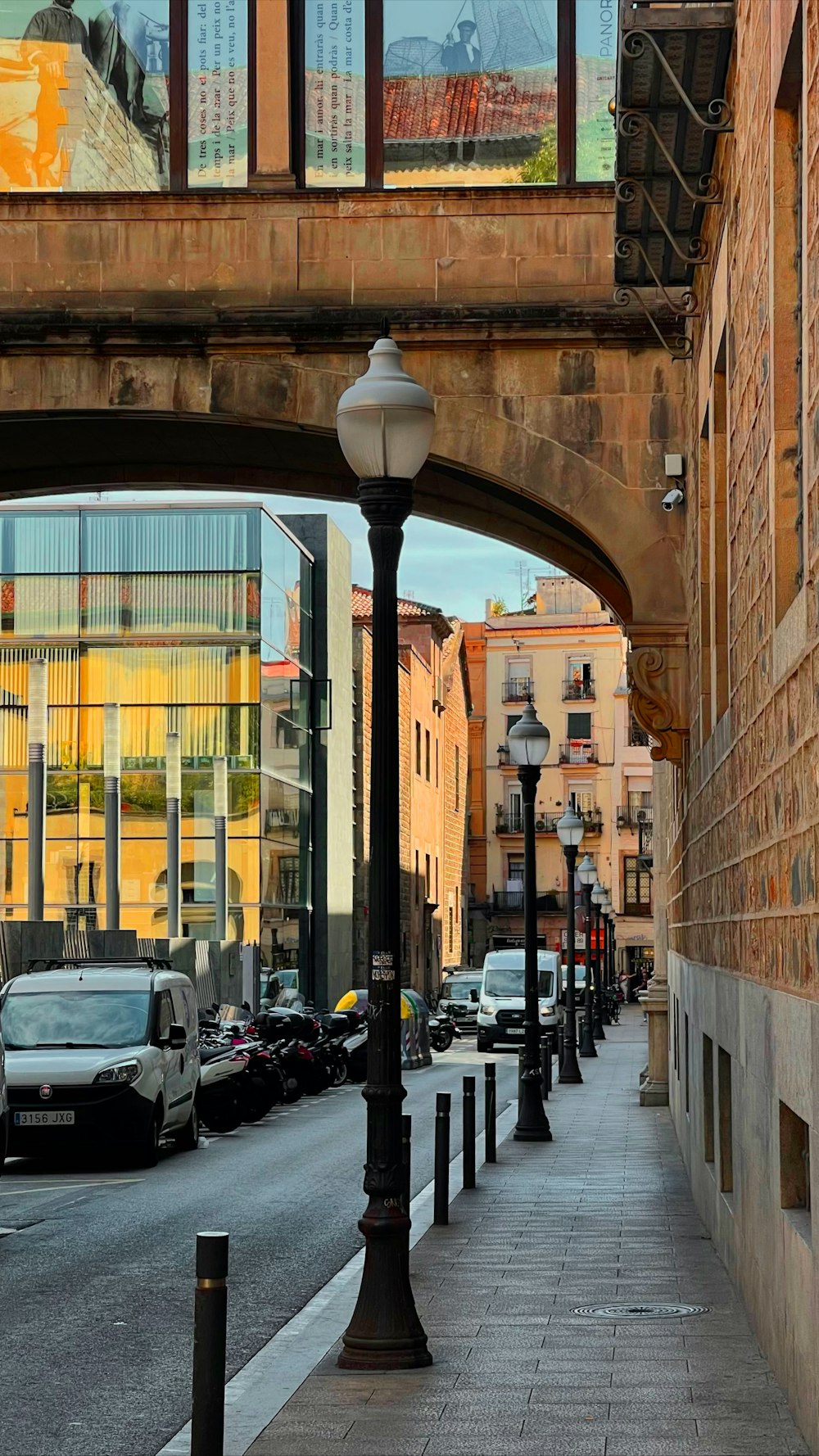 Una calle de la ciudad con un puente sobre ella