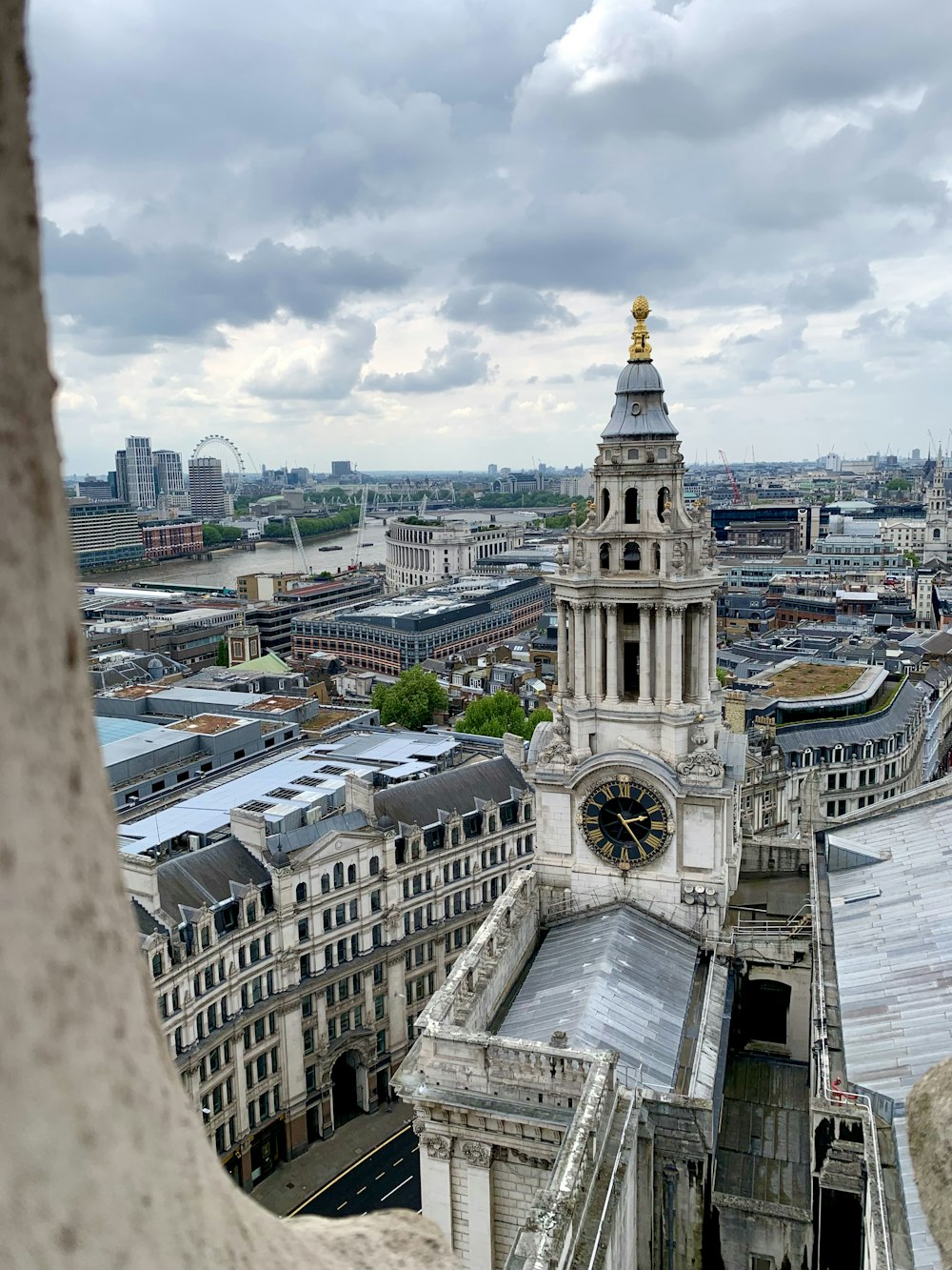 une vue d’une tour d’horloge depuis le sommet d’un bâtiment