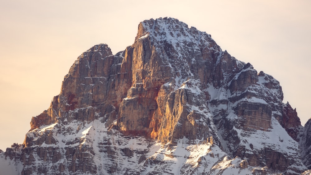 Una montagna innevata con uno sfondo del cielo