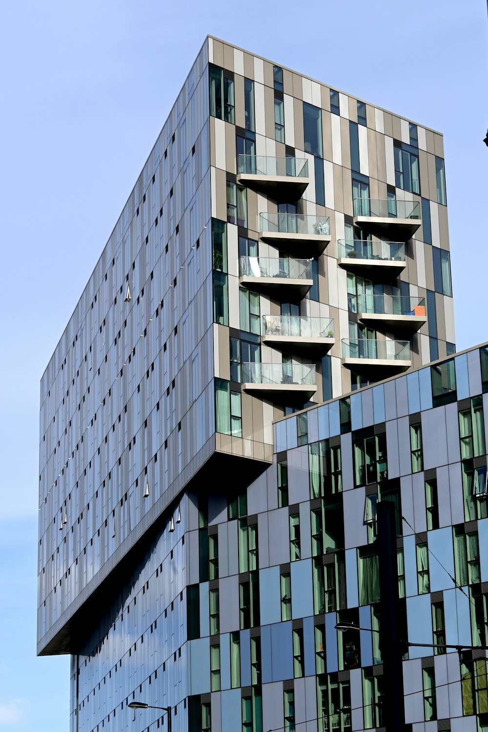 a tall building with many windows next to a traffic light