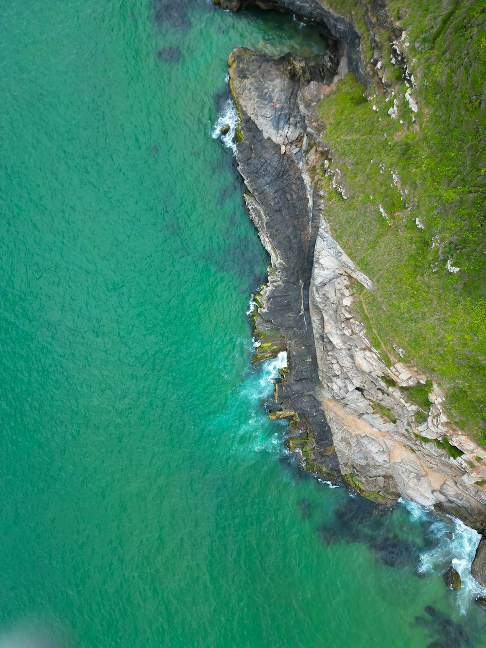 a bird's eye view of a body of water