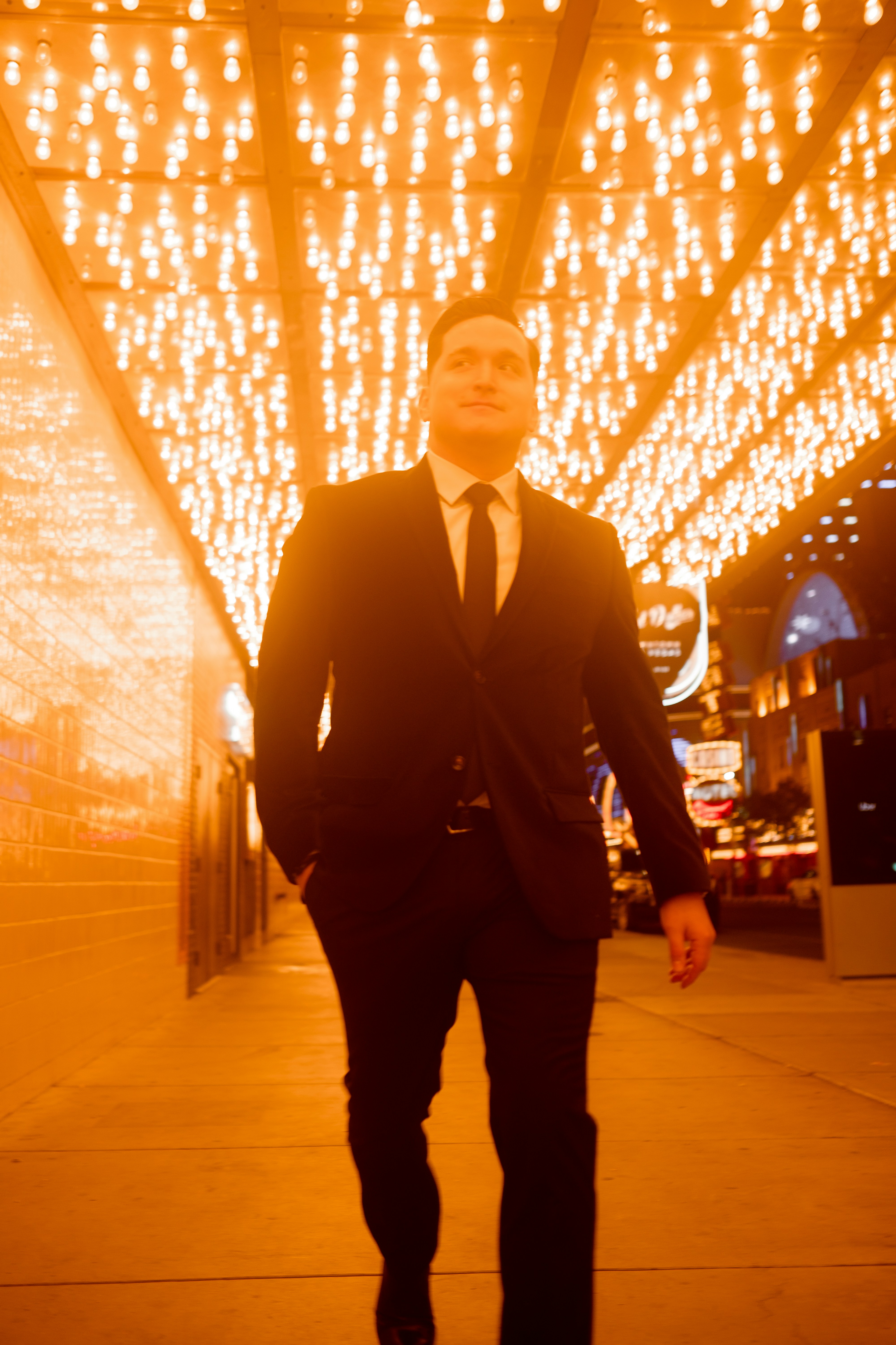Un hombre con traje y corbata caminando por una acera foto – Imagen de ...